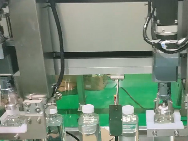 自動化包裝設(shè)備廠家冠鴻智能帶你深度認識跟隨式旋蓋機